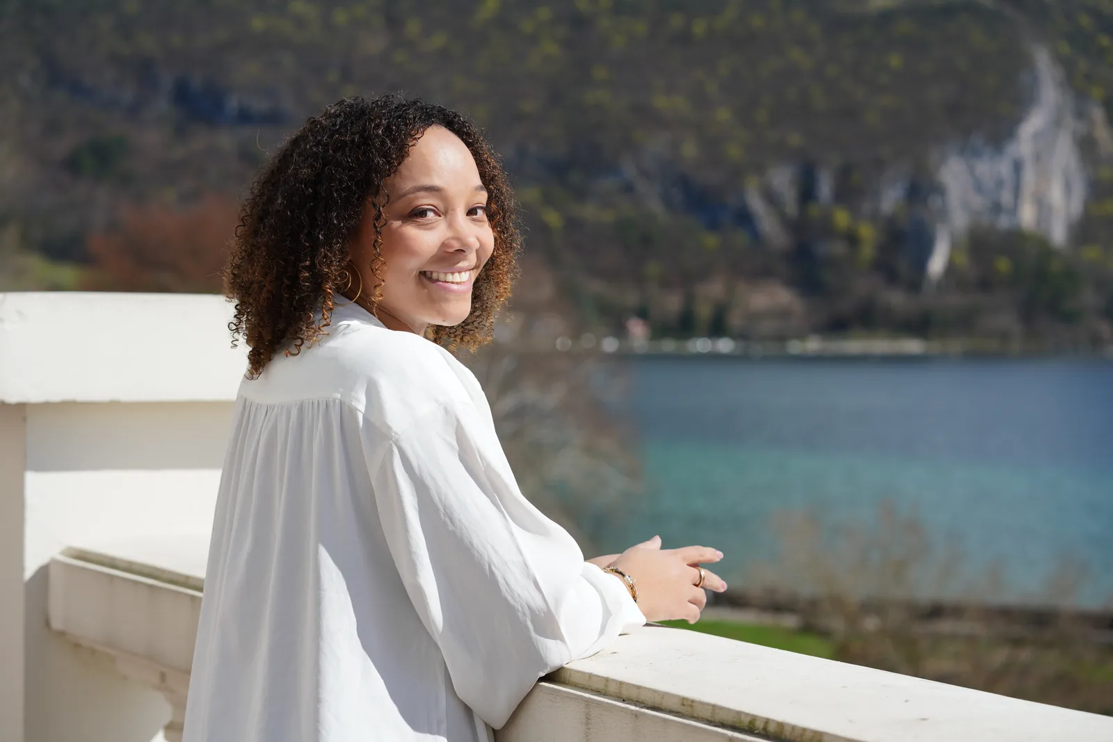Aurélie, souriante
